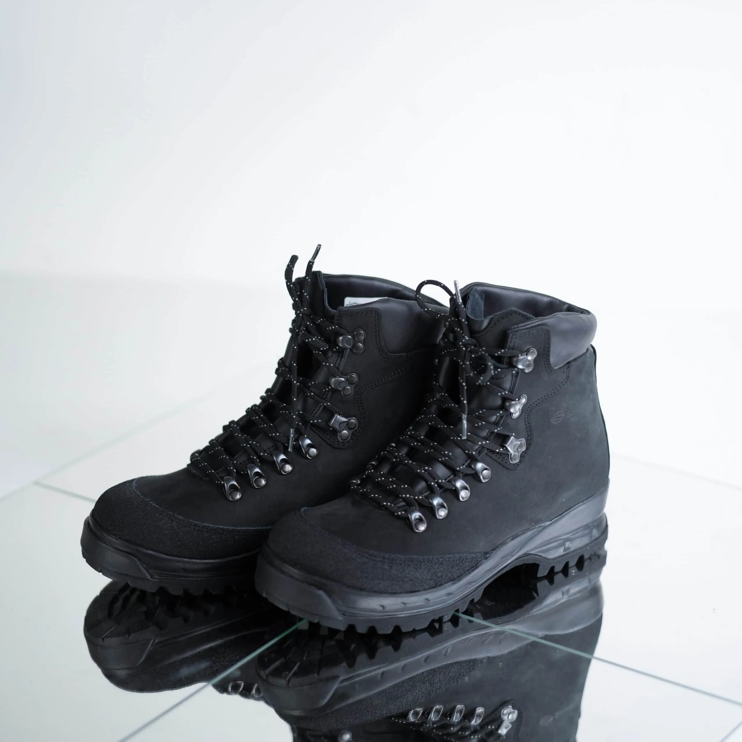 553P Black Hiking Boots Durable and Comfortable Outdoor Footwear