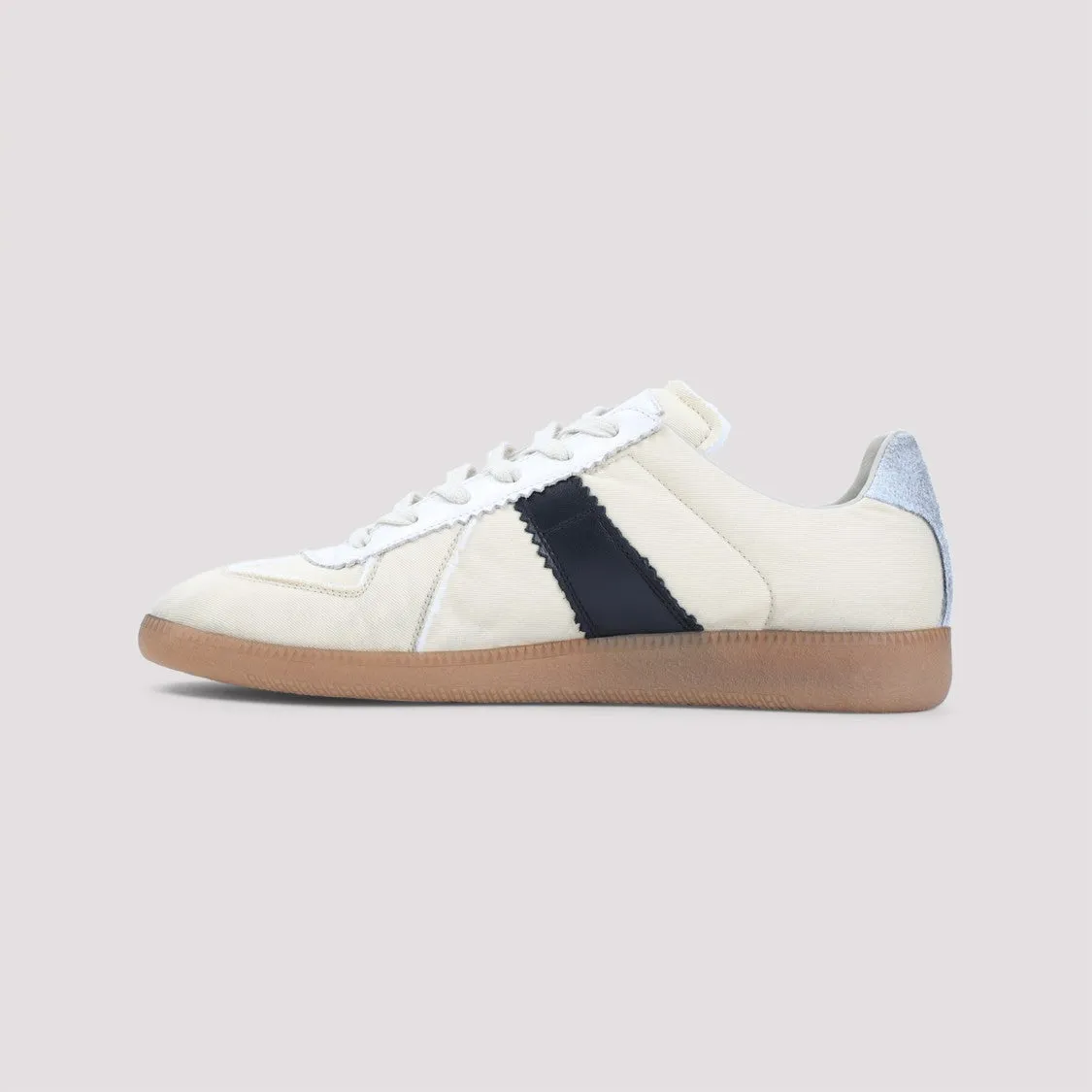 Contemporary Sneakers With Contrasting Stripe