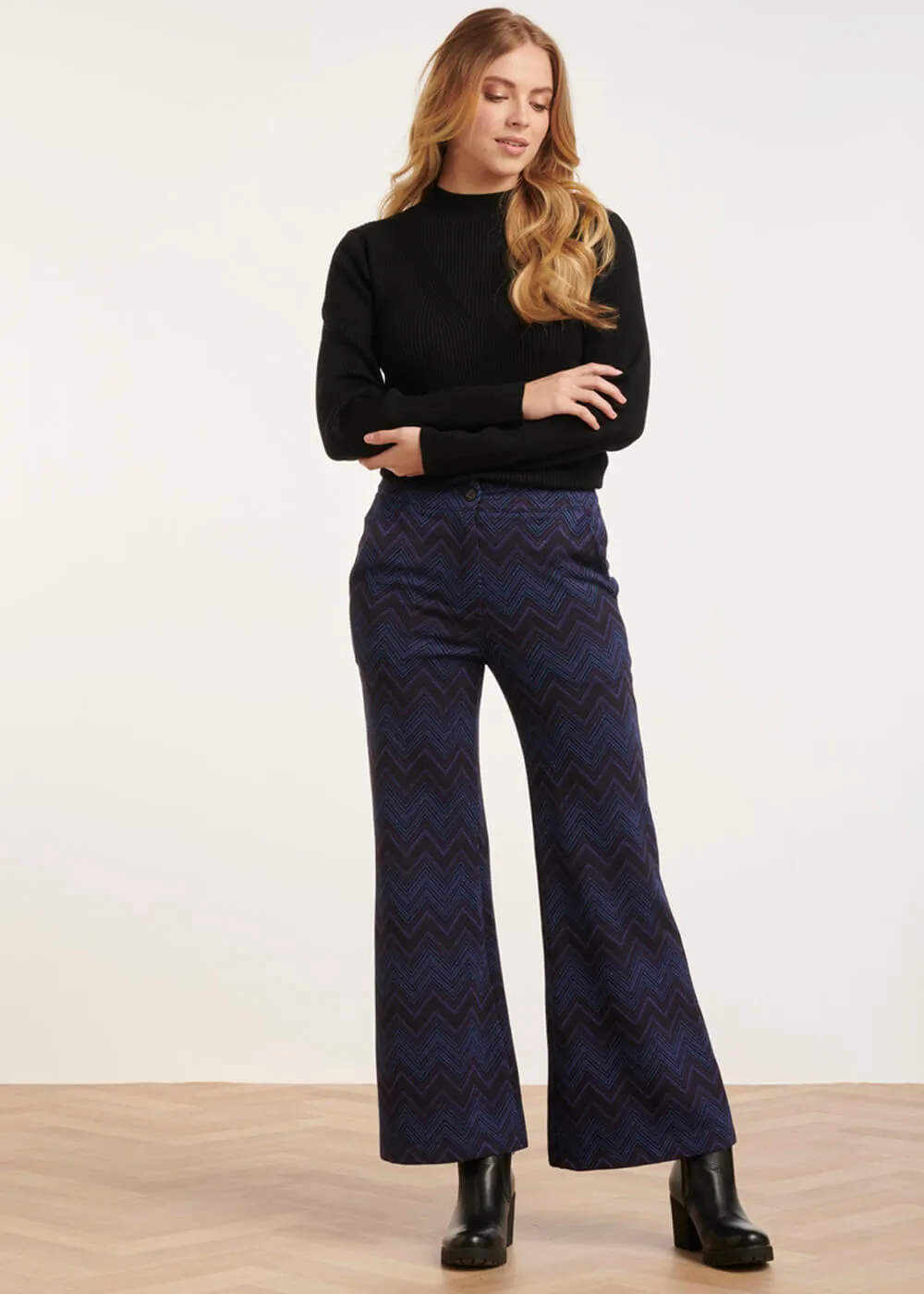 Smashed Lemon V-Shaped Love 60's Jumper Black