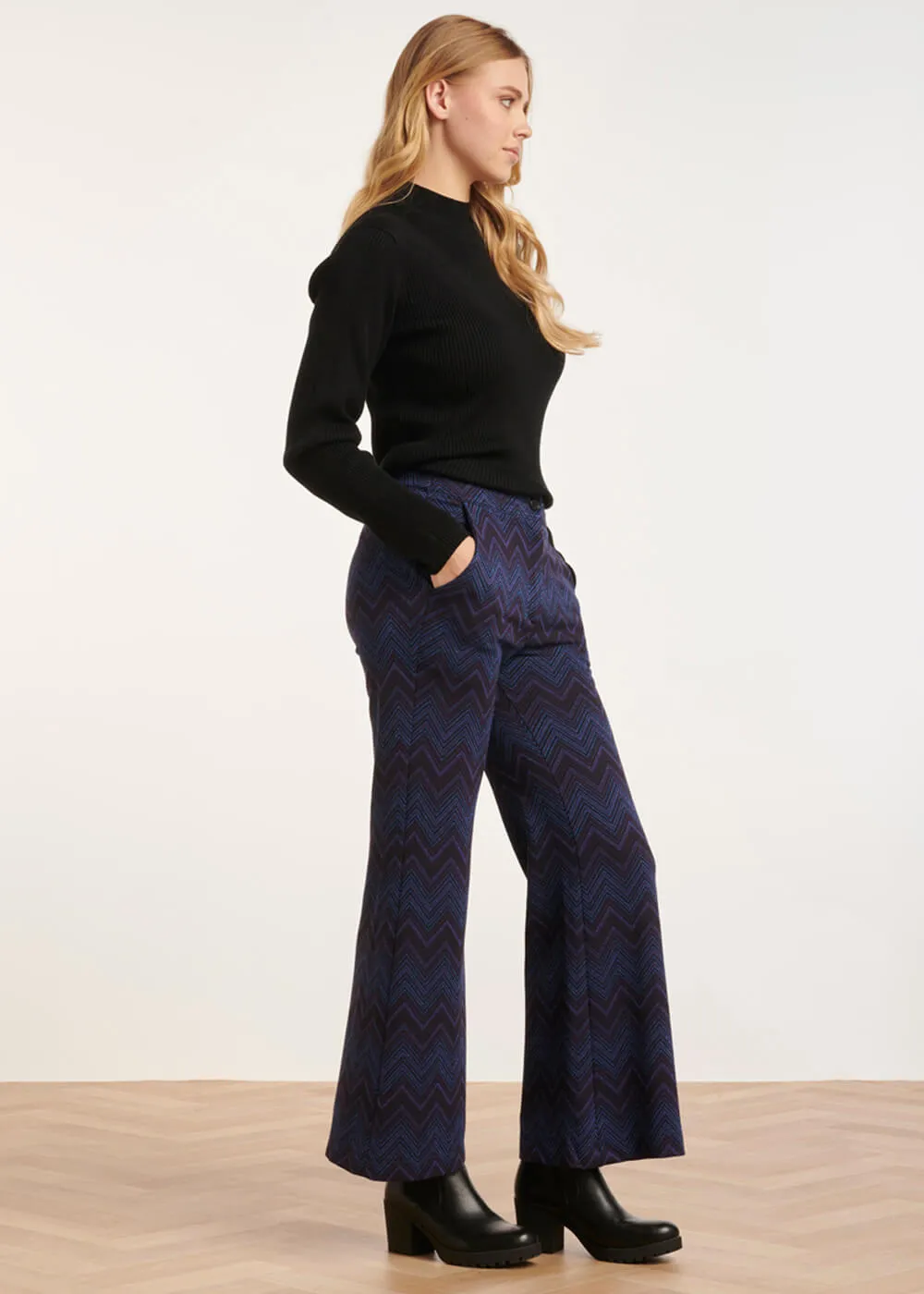 Smashed Lemon V-Shaped Love 60's Jumper Black