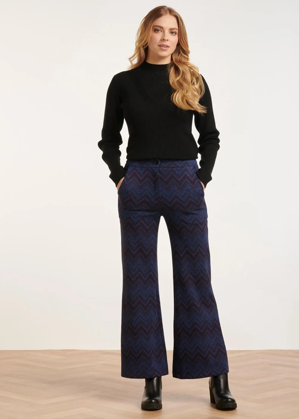 Smashed Lemon V-Shaped Love 60's Jumper Black