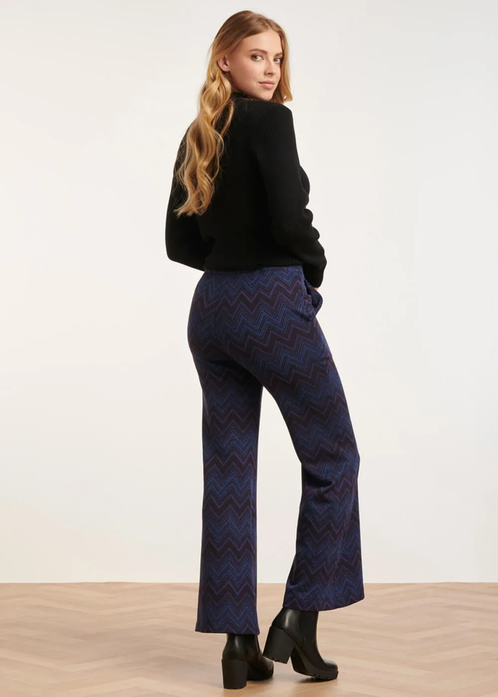 Smashed Lemon V-Shaped Love 60's Jumper Black