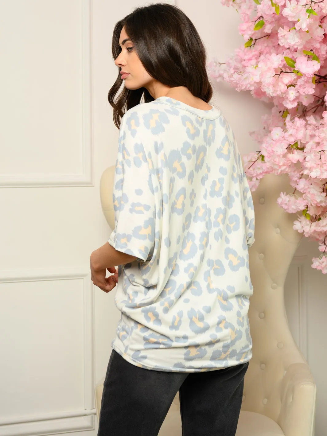 WOMEN'S 3/4 SLEEVE V-NECK ANIMAL PRINT TOP