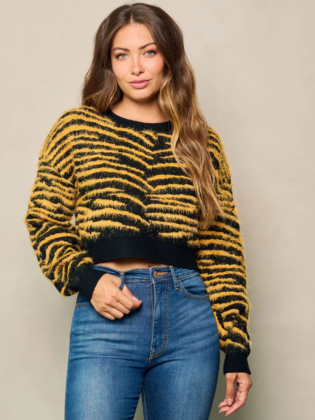 WOMEN'S LONG SLEEVE COLORBLOCK FUZZY CROP TOP