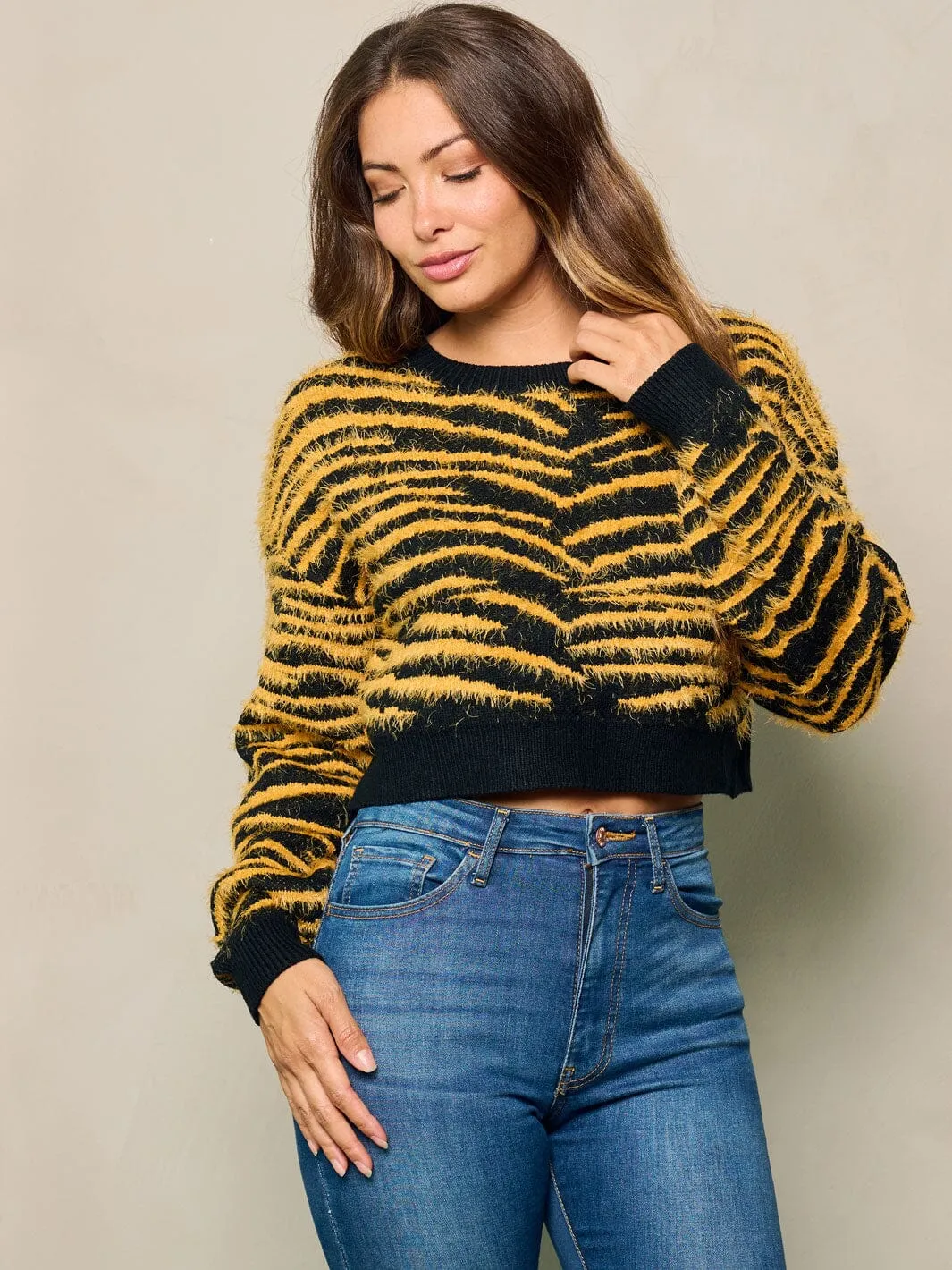 WOMEN'S LONG SLEEVE COLORBLOCK FUZZY CROP TOP